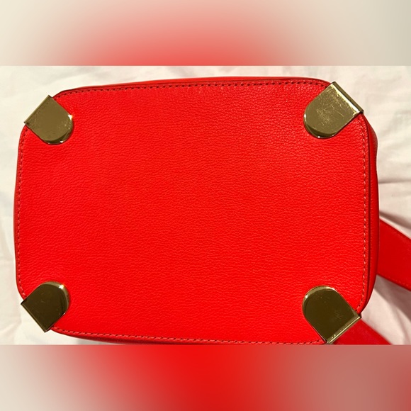 Vince Camuto neon red-orange bucket bag! This bag is In great condition,like new - Picture 13 of 16